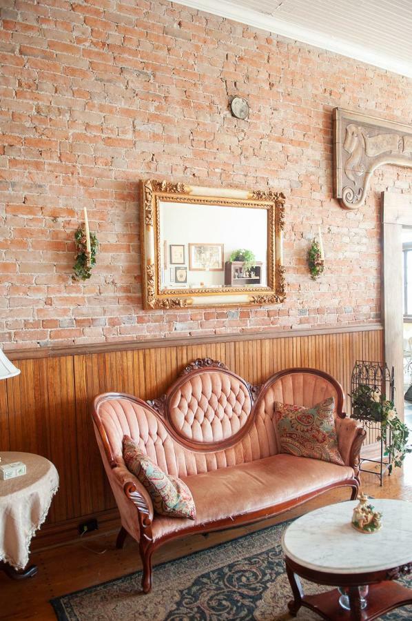 The Historic Wolf Hotel Ellinwood エクステリア 写真