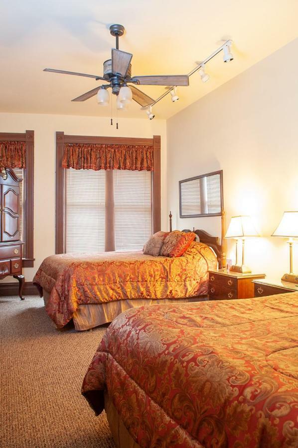 The Historic Wolf Hotel Ellinwood エクステリア 写真