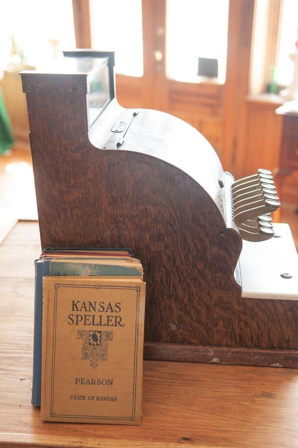 The Historic Wolf Hotel Ellinwood エクステリア 写真