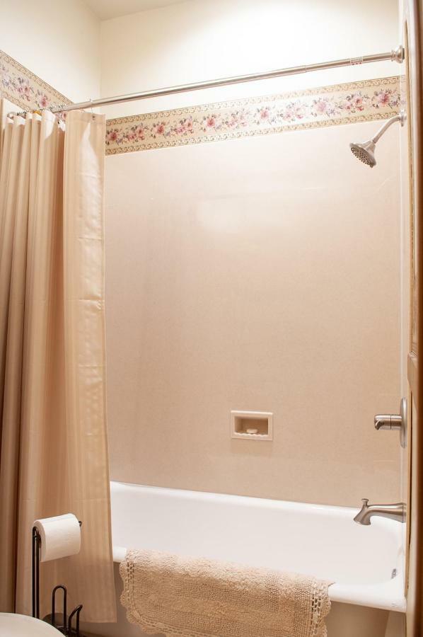 The Historic Wolf Hotel Ellinwood エクステリア 写真