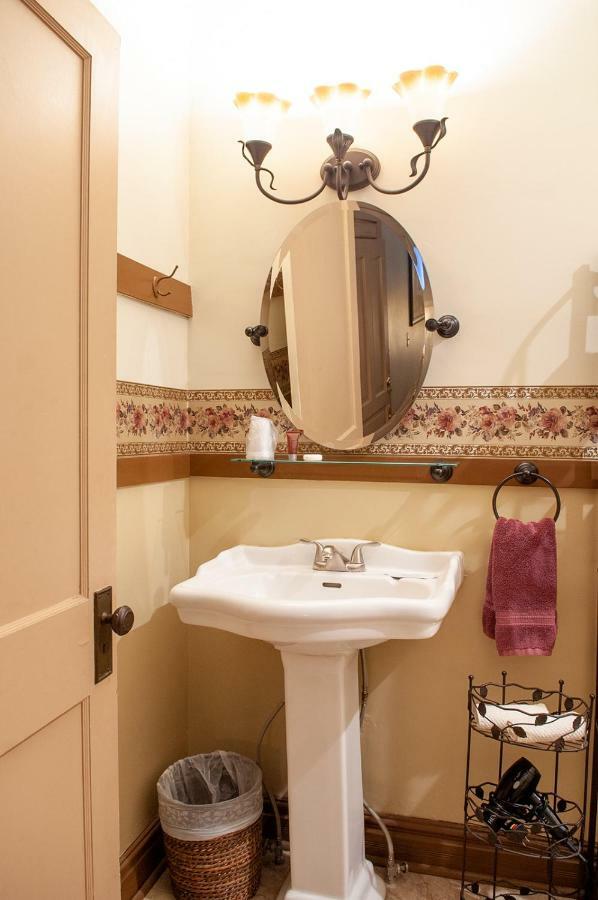 The Historic Wolf Hotel Ellinwood エクステリア 写真