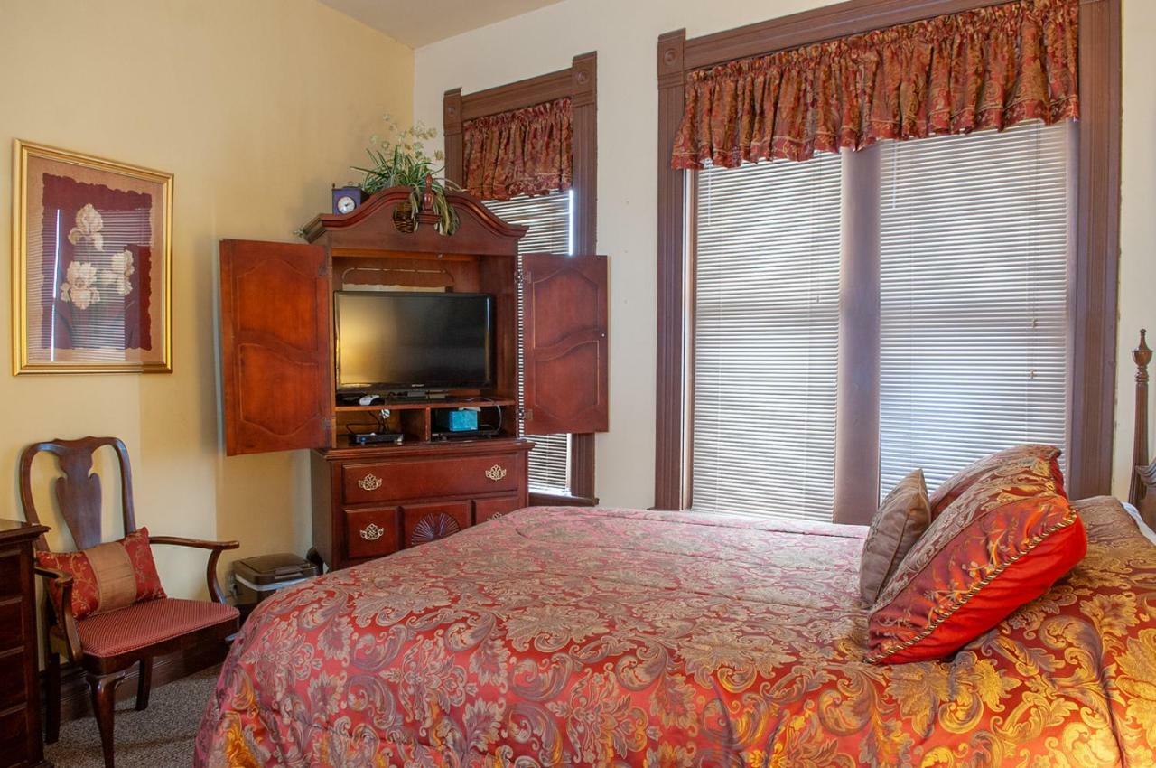 The Historic Wolf Hotel Ellinwood エクステリア 写真