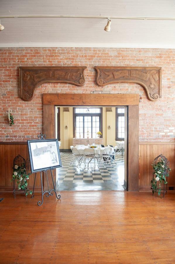 The Historic Wolf Hotel Ellinwood エクステリア 写真